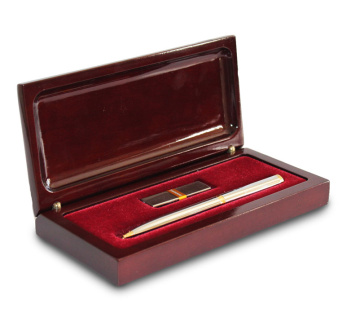 Шкатулка под флеш-карту и ручку